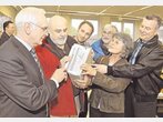 Cerveteristraße: Initiative übergibt 3700 Unterschriften für Bürgerentscheid