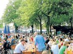Schmankerl unter den schattenspendenden Kastanien im „Königlichen Hirschgarten“ genießen