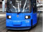 Radlerin tritt Tramfahrer zwischen die Beine