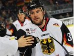 Alexander Barta und Yannic Seidenberg stürmen für den EHC Red Bull München