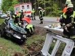 Pkw überschlägt sich bei Tutzing mehrfach: Feuerwehr rettet Frau aus zertrümmertem Auto