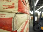 Gilchinger Landwirt stürzt von Zementsäcken