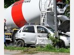 Opel kracht in Lkw: Zwei Frauen eingeklemmt