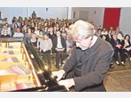 Der Pinanist mit dem Feuer in den Händen Pavel Kaspar Moosburg Stettmeier