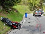Motorrad frontal von Pkw erfasst - zwei Schwerverletzte