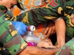 Nach 16 Tagen: Retter finden Überlebende in Fabrikruine von Bangladesch