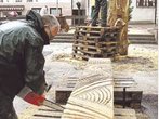 Schweiß, Späne und Ohrensausen beim Wartenberger Holzbildhauersymposium
