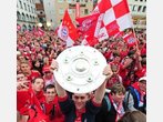 Meisterfeier FC Bayern: Bilder vom Autokorso auf der Leopoldstraße