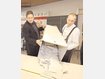 Urnen-Leerung: Für die Wahlsonntage im September benötigen die Würmtal-Gemeinden dringend Helfer. Unser Foto zeigt (v.li.) Robert Esslinger, Dieter Gleich und Rupert Kriener, die bei der Bundestagswahl 2009 im Neurieder Wahlbezirk 3 anpackten. A-Foto: js Urnen-Leerung: Für die Wahlsonntage im September benötigen die Würmtal-Gemeinden dringend Helfer. Unser Foto zeigt (v.li.) Robert Esslinger, Dieter Gleich und Rupert Kriener, die bei der Bundestagswahl 2009 im Neurieder Wahlbezirk 3 anpackten. A-Foto: js