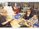 In der Werkst&auml;tte: Christine Prasch (l.) und Petra Schmelzenbach (r.) montieren unter der Anleitung von Gruppenleiter Martin Landsberg orthop&auml;dische Sprunggelenksschienen. foto: thomas plettenberg