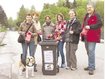 Sammelten M&uuml;ll und Hunde-Hinterlassenschaften auf: Die Pro-Hund-Initiative in Germering hatte zur Demo geladen. Initiatorinnen sind Martina Happach (3.v.l.) und Monika Schwaiger (3.v.r.). Foto: Greif