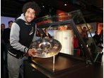 FCB-Erlebniswelt: Dante tauscht Pappschale gegen Meisterschale aus