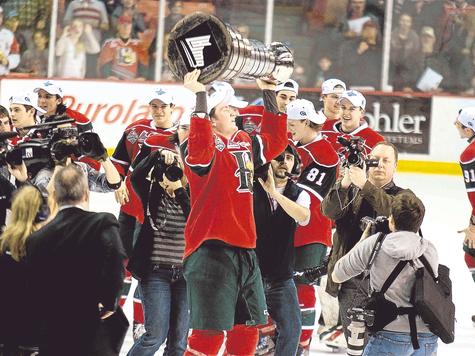 Da ist der Pott: Konrad Abeltshauser mit President Cup nach dem 5:1-Sieg seiner Halifax Mooseheads gegen die Baie-Comeau Drakkar. Foto: amanda Wicks