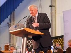 Seehofer auf Volksfest Indersdorf: Wahlkampf mit viel Charme und Selbstironie