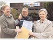 Unterschriften-Sammler f&uuml;r den Bade Park: Max und Christa Rottm&uuml;ller (r.) sind wie Monika Thielecker (l.) treue G&auml;ste des Bade Parks. Sie machen sich f&uuml;r den Erhalt des Sportbeckens stark. Foto: Thomas Plettenberg