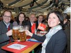 Volksfest Trudering: Malu Dreyer findet die Bierzelt-Maß recht schwer