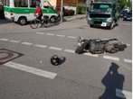  Rollerfahrer wird bei Unfall schwer verletzt.