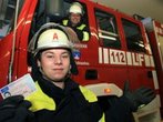 Deutsche vertrauen Feuerwehrleuten - Ansehen der Priester wächst