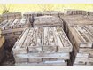 Kistenweise Steine: Diese seltsame Mineralien-Ansammlung findet sich unter der Mittenwalder B 2-Br&uuml;cke. foto: kunz