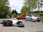 Auto übersehen: Rollerfahrerin (17) aus Steingaden schwebt in Lebensgefahr