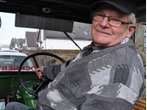Opa Winfried fährt im Traktor nach Mallorca