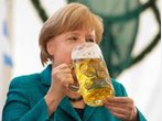 Die Kanzlerin Angela Merkel CDU im Bierzelt in Trudering