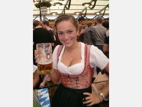 Sofia Karasakalidou (21) aus Geretsried m&ouml;chte das Mai-Madl werden, weil: I bin a Madl aus Griechenland und mir taugt das sch&ouml;ne boarische land ;)