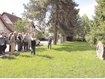Die gr&uuml;ne Wiese bleibt: Einstimmig hat der Bauausschuss am Dienstag entschieden, an der Tulpenstra&szlig;e/Ecke Maigl&ouml;ckchenweg keinen k&uuml;nstlichen Spielplatz anzulegen. Nur der Bereich um den Jakob-Bleyer-Gedenkstein (re. im Bild) wird neu gestaltet. Foto: sh