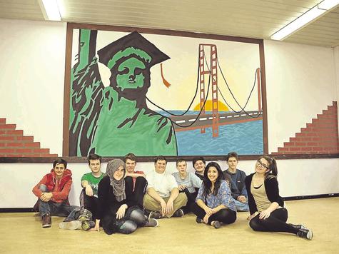 Erfolg durch Bildung symbolisiert das Werk der 10 d mit Moritz Bock, Sebastian Setzkon, B&uuml;sra Ercevikwas, Adrian Karremann, Johannes Schlichmaier, Johann Schleibinger, Sezer Bercan, Alev Bulanik, Elias K&ouml;nig und G&ouml;zge Fakioglu (v.l.). fkn