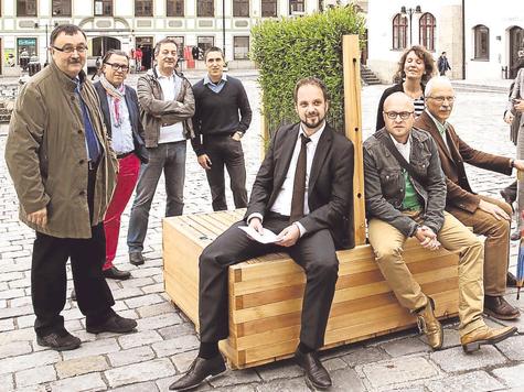Die erste Sitzprobe auf den neuen Innenstadtm&ouml;beln absolvierten OB Tobias Eschenbacher, Christian Kramer und J&uuml;rgen Maguhn (Bank, v. l.) &ndash; beobachtet von Richard Grimm (l.), der ebenfalls zum Projektteam geh&ouml;rt. Foto: lehmann
