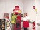 Bons f&uuml;r den Gabentisch: Diakon Stefan Reichhart und Silvia Mang, die Leiterin des &bdquo;Rewe&ldquo;-Getr&auml;nkemarkts, zeigen, wie es geht. foto: fkn