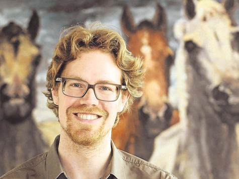 Ab Juli Chef: Rasmus Kleine (36) vor Hans-J&uuml;rgen Kallmanns &bdquo;Pferdeherde&ldquo;. Foto: Dieter Michalek