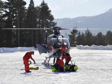 Trauriger Einsatz: Das Rettungsteam in Scharnitz bei der Bergung des erstem Lawinenopfers im M&auml;rz. FOTO: ZOOM-TIROL
