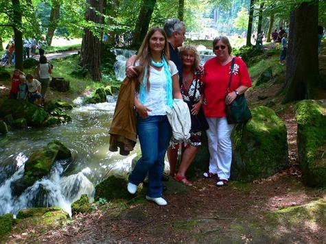 Naturparadies bei Kassel: Leserin Gudrun Hamburger (m.) mit Freunden an der Losse.