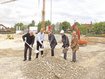 Schaufeln für die neuen Nachbarn: (v. li.) Makler Carlheinz Bartsch, Immobilienverkäufer Martin Dürr, Ten-Brinke-Vertreter Carlo Wentink, Bauleiter Frank König und Projektleiter Mario Körner. Foto: sabine hermsdorf Schaufeln für die neuen Nachbarn: (v. li.) Makler Carlheinz Bartsch, Immobilienverkäufer Martin Dürr, Ten-Brinke-Vertreter Carlo Wentink, Bauleiter Frank König und Projektleiter Mario Körner. Foto: sabine hermsdorf