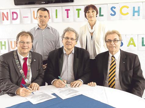 Vertragspartner: (v.l.) Unterhachings B&uuml;rgermeister Wolfgang Panzer, SpVgg-Pr&auml;sident Manfred Schwabl, Regierungspr&auml;sident Christoph Hillenbrand, Schulleiterin Gabriela Heckenstaller und BFV-Vizepr&auml;sident G&uuml;nther Lommer. foto: Robert Brouczek