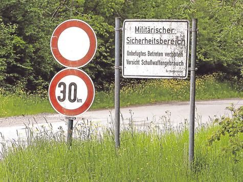Kein Zutritt: Normalerweise ist das Betreten des Truppen&uuml;bungsplatzes bei Spatzenhausen verboten. Im Sommer darf dort zwei Tage lang gefeiert werden. Foto: Kolb