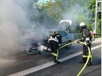 Auto brennt auf der A8 bei Piding aus - Bilder