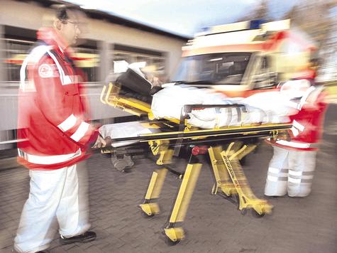 Erst das BRK k&uuml;mmerte sich um die Seniorin (hier ein Symbolbild). Zuvor hatte sie eine halbe Stunde lang vergeblich versucht, Passanten auf sich aufmerksam zu machen. Foto: Archiv