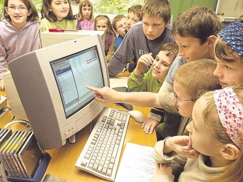 Der Computer l&auml;uft, aber das Internet ist tot. Die Sch&uuml;ler m&uuml;ssen ohne das World Wide Web lernen. symbolfoto: dpa