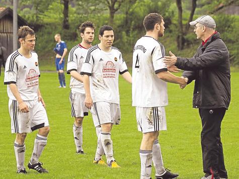 K&auml;mpfen, M&auml;nner: Trainer Sepp M&auml;rz (r.) motiviert seine Spieler. foto: Roland Halmel