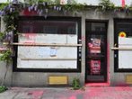 Mit Farbbeuteln beworfen, mit Kot beschmutzt