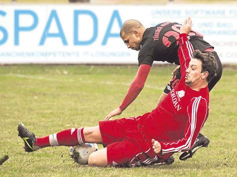 Kampf um jeden Zentimeter: Der TSV Allershausen hat in den beiden ausstehenden Saisonspielen nichts zu verschenken. Im Gegenteil: Mensur Hamzsagic (v.) und sein Team brauchen unbedingt zwei Siege. Foto: Lehmann