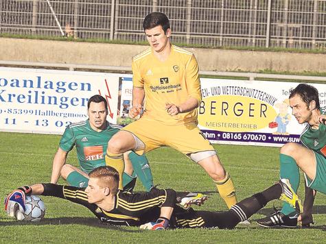 Steht &uuml;ber den Dingen, und zwingt so manchen Gegner in die Knie: Sammy Ammari. Auch im entscheidenden Spiel um die Meisterschaft will er die wichtigen Tore f&uuml;r seinen VfB Hallbergmoos machen. Foto: Gleixner