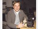 Ein Miniofen zum Mitnehmen: Klaus Keck mit einem Prospekt und dem handlich verpackten &bdquo;Firepot&ldquo;. Foto: ao