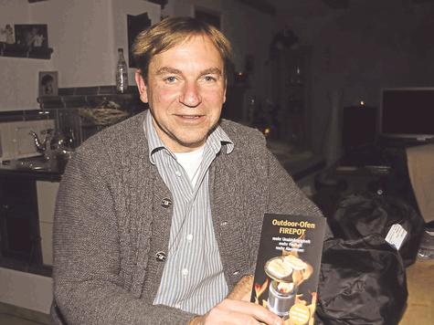 Ein Miniofen zum Mitnehmen: Klaus Keck mit einem Prospekt und dem handlich verpackten &bdquo;Firepot&ldquo;. Foto: ao