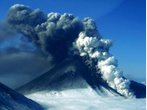 Riesige Aschewolke über Vulkan Pavlof in Alaska