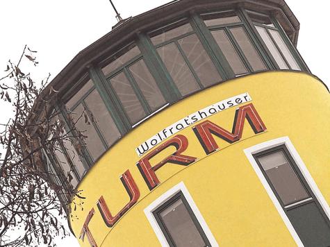 Bis sich die Diskokugeln im Wolfratshauser Turm wieder drehen, werden noch Wochen ins Land ziehen. Foto: red