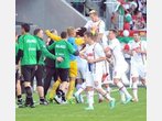 Augsburg besiegt Fürth und schafft den klassenerhalt