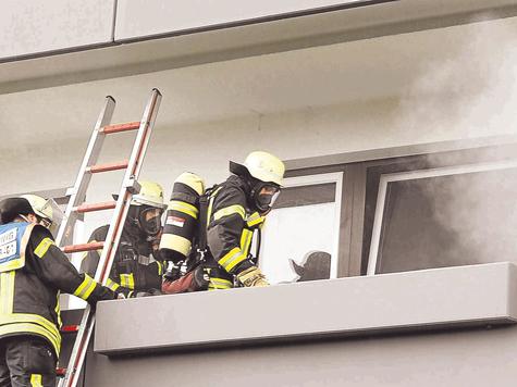 &Uuml;ber die Steckleiter gelangten die Altenerdinger Feuerwehrler auf den Balkon an der Zugspitzstra&szlig;e. Foto: Herkner
